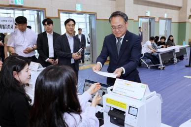 고기동 행안장관 대행, 사전투표 참여...공정 선거에 최선 다할 것