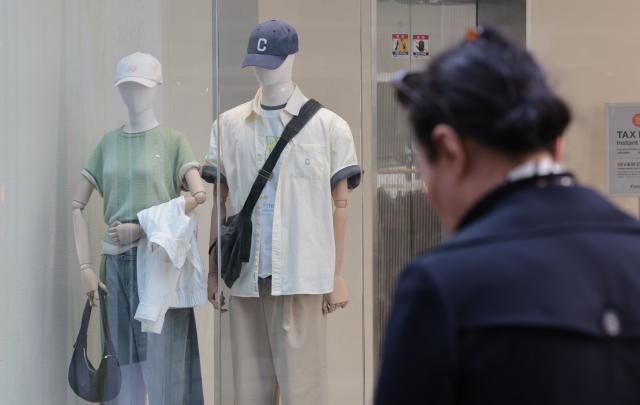 서울 중구 명동의 한 의류매장 쇼윈도에 반팔옷이 전시돼 있다 사진연합뉴스