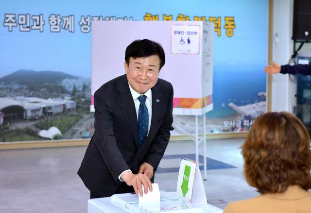 정기명 여수시장이 29일 만덕동주민센터에 마련된 사전투표소를 찾아 투표에 참여했다 사진여수시