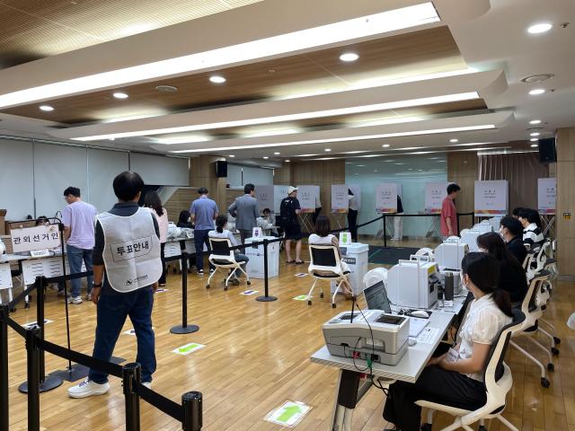 제21대 대통령 선거 사전투표 첫날인 29일 오전 서울 영등포구 여의동주민센터에 설치된 사전투표소는 관외선거인의 대기로 분주하다. [사진=이다희 기자]