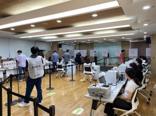 [르포] 사전투표 첫날, 길게 늘어선 줄..."모든 게 제자리로 돌아갔으면"
