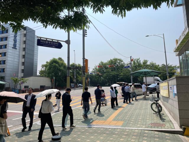 제21대 대통령선거 사전투표 첫날인 29일 서울 영등포구 여의동주민센터에 마련된 사전투표소 앞에서 시민들이 줄을 서 기다리고 있다. [사진=이다희 기자]