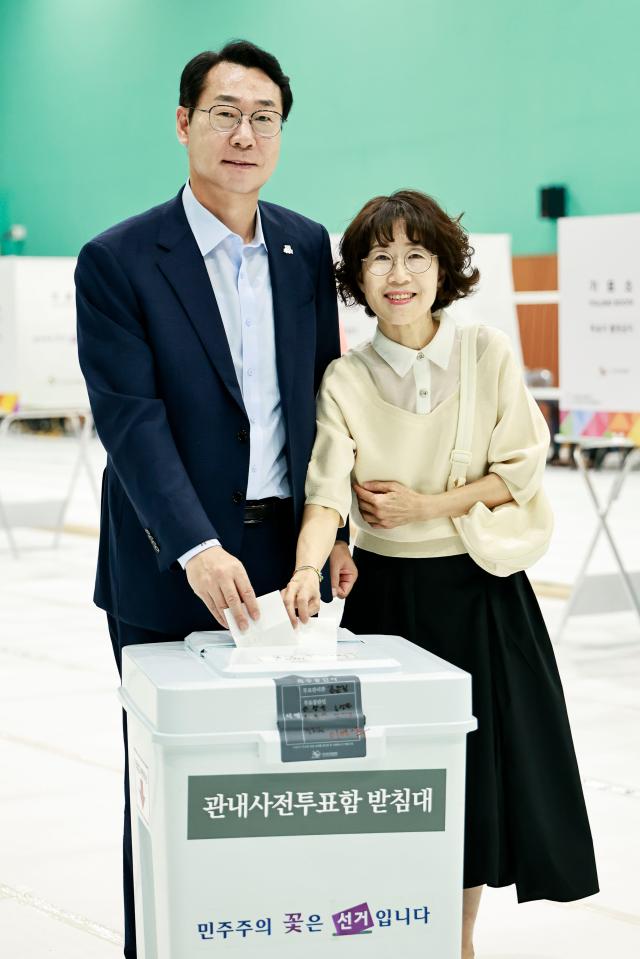 정명근 화성특례시장이 29일 부인 이선희 여사와 함께 봉담읍사전투표소에서 사전투표를 하고 있다 사진화성시
