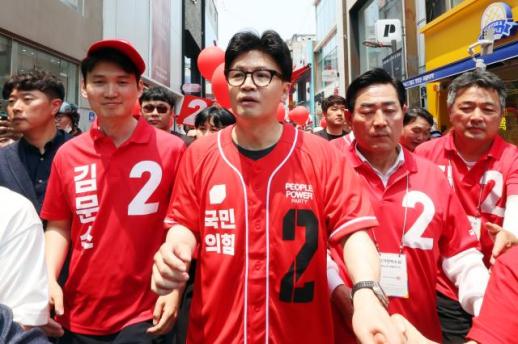 한동훈, 광주서 사전투표..."지는 걸 알면서 싸우는 마음 이해해달라"