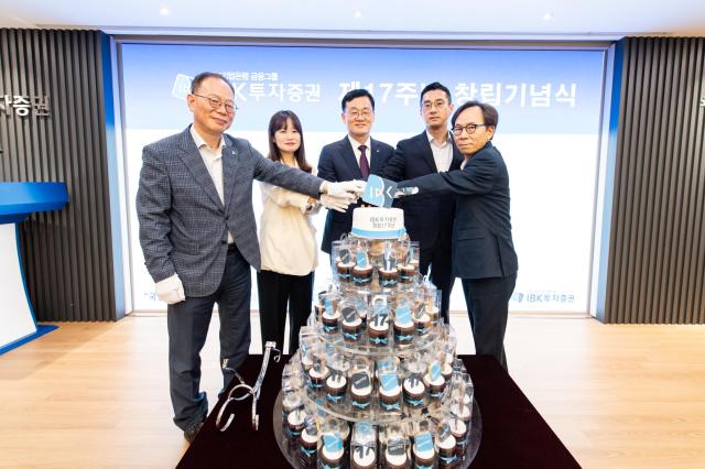서정학 IBK투자증권 대표이사가운데와 임직원이 지난 29일 서울 여의도 본사에서 열린 창립 17주년 기념식에서 기념 케이크를 자르고 있다 사진IBK투자증권