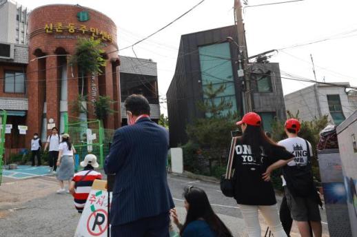 [포토] 신촌동사전투표소 앞 부정선거 감시단