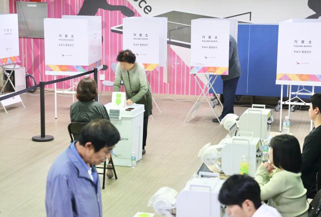 PHOTOS: Second day of early voting underway after previous days record turnout
