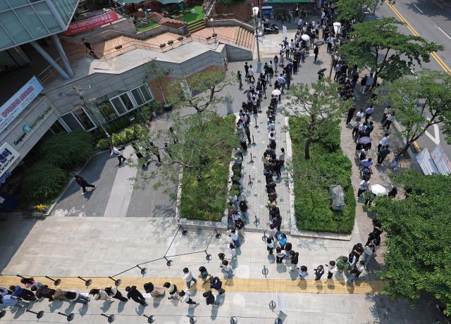 Voters line up at an early voting station in Gangnam on May 29 2025 Yonhap