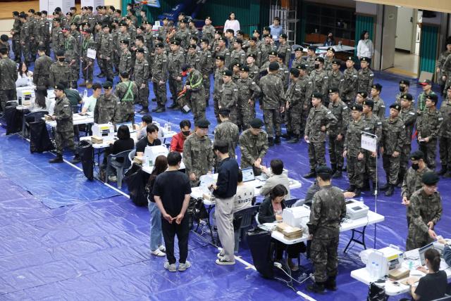 Military trainees vote at an early voting station at an Army training center in South Chungcheong Province on May 29 2025 Yonhap