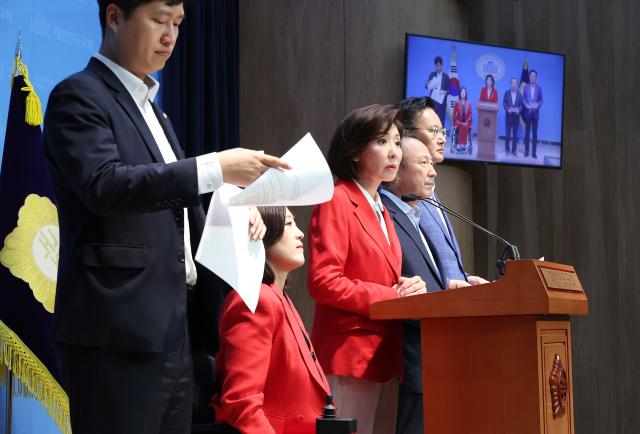김문수 국민의힘 대선 후보 직속 사법독립수호·독재저지 투쟁위원회 위원장인 나경원 의원과 유상범 최보윤 의원 등이 25일 서울 여의도 국회 소통관에서 기자회견을 하고 있다 사진연합뉴스