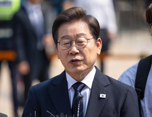 이재명 더불어민주당 대선후보가 29일 서울 서대문구 신촌동 주민센터에서 사전 투표를 마친 뒤 취재진과 인터뷰 하고 있다 사진연합뉴스
