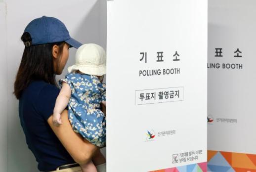 사전투표 둘째날 오후 5시 투표율 32.95%…지난 대선보다 1.74%↓