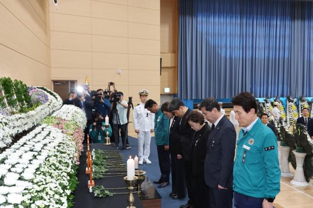 30일 해군 항공사령부 내 체육관에 마련된 해상초계기 추락사고 합동분향소에 이강덕 시장과 김일만 포항시의회 의장 김정재 국회의원 등이 참석해 고인들의 명복을 빌었다 사진포항시
