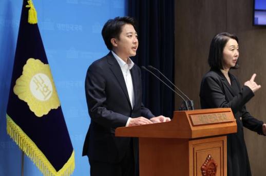 이준석 "민주라는 이름 단 반민주 세력 폭거에 끝까지 싸우겠다"