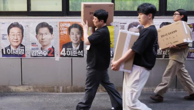 Staffers move ballot boxes to a National Election Commission office at a district office in central Seoul on May 30 2025 Yonhap