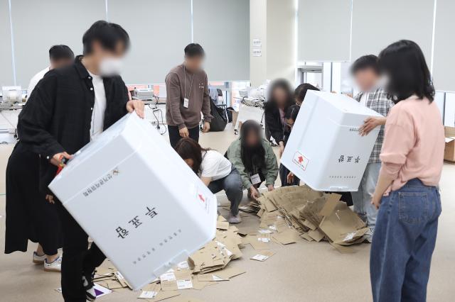 제21대 대통령선거 사전투표 둘째 날인 30일 서울 중구 을지누리센터에 마련된 사전투표소에서 사전투표사무원들이 참관인 및 공정선거참관단이 지켜보는 가운데 관외투표함을 열고 있다 사진연합뉴스