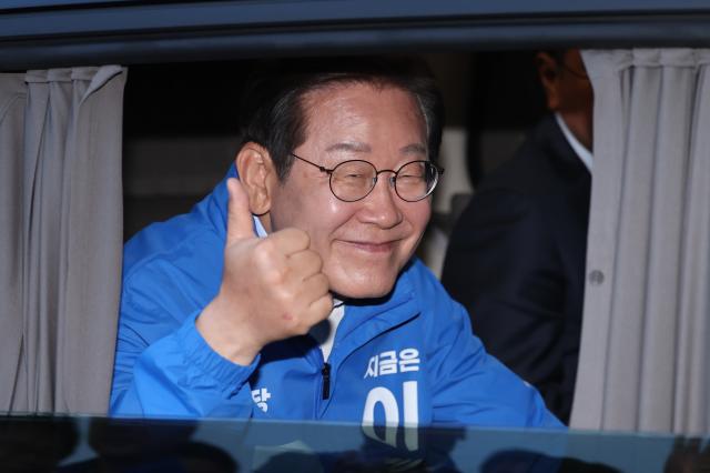 이재명 더불어민주당 대선 후보가 30일 충북 충주시 충주체육관 시계탑광장에서 유세를 마친 뒤 차창 밖의 시민들에게 인사하고 있다 사진연합뉴스
