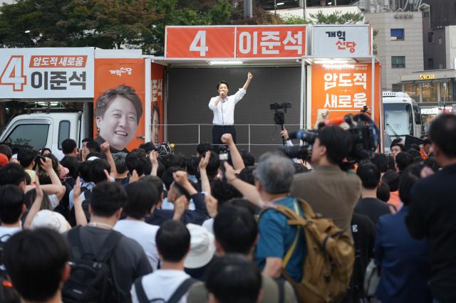 개혁신당 이준석 대선후보가 30일 서울 서대문구 현대백화점 유플렉스 신촌점 앞에서 열린 집중 유세에서 시민들에게 지지를 호소하고 있다사진연합뉴스