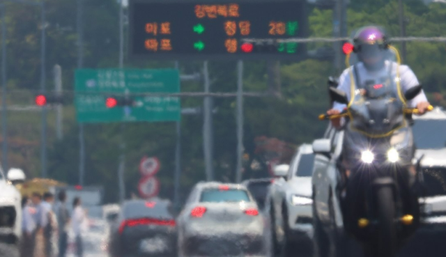 전국적으로 초여름 날씨를 보인 27일 서울 영등포구 여의대로 위로 지열에 의한 아지랑이가 피어오르고 있다 사진연합뉴스