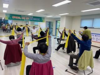 무안군보건소가 주관하고 세한대 물리치료학과 교수의 지도 및 전라남도지역장애인보건의료센터가 협력한 이번 프로그램은 지난 3월 18일부터 5월 27일까지 총 10회에 걸쳐 진행됐다사진무안군