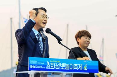 화성시, 불꽃으로 물든 전곡항…열기 가득 뱃놀이 축제