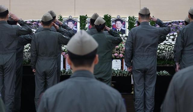 해군 초계기 순직자 분향소 추모 물결…"다시는 이런 일 없도록"