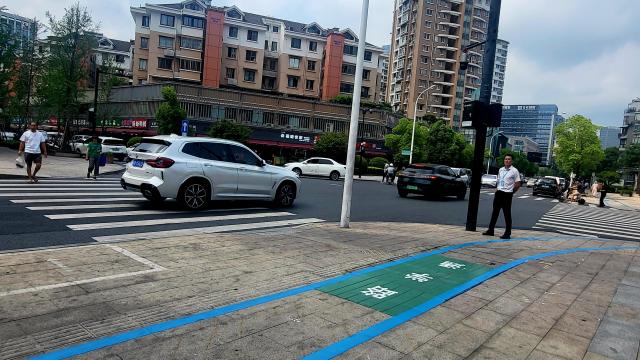 항저우 빈장구 도로에는 파란선으로 통학로가 설치돼 초등학생들이 학부모 없이도 안전하게 나홀로 등하교를 한다 사진배인선 기자