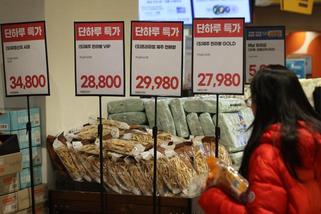 대형마트 장바구니 대표품목 초저가 경쟁
서울연합뉴스 류효림 기자 2일 서울 시내 대형마트에서 시민들이 장을 보고 있다 새해 들어 고물가와 경기 침체가 이어지면서 불황형 소비가 확산하자 대형마트들이 소비자들이 주로 찾는 장바구니 대표품목을 더 싸게 선보이는 초저가 경쟁에 나섰다 대형마트들은 물가 안정을 위해 이들 품목 제품을 대상으로 이윤 축소를 감수하면서도 가격을 더 낮추고 자체 브랜드PB 상품을 확대하고 있다 202522
ryousantaynacokr2025-02-02 143001
저작권자 ⓒ ㈜연합뉴스 무단 전재 재배포 금지 AI 학습 및 활용 금지저작권자 ⓒ ㈜연합뉴스 무단 전재 재배포 금지 AI 학습 및 활용 금지