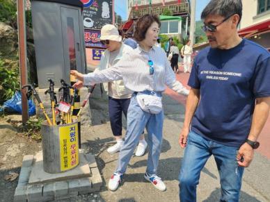 여수 향일암 오르는 길, 무료 지팡이가 동행한다