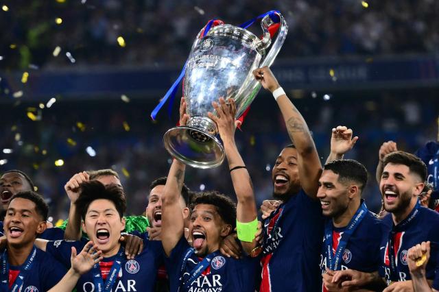 1일 이강인왼쪽의 소속팀 PSG는 독일 뮌헨의 알리안츠 아레나에서 열린 20242025시즌 UCL 결승에서 인터 밀란을 5대0으로 꺾고 우승을 차지했다 사진연합뉴스·로이터
