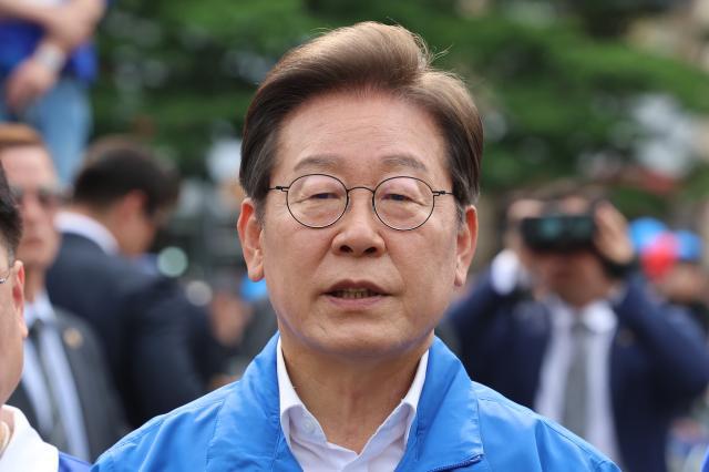 이재명 더불어민주당 대선 후보가 선거를 사흘 앞둔 31일 캐스팅 보터로 꼽히는 충북의 청주시 오창프라자 앞 광장에서 집중유세를 마친 뒤 취재진의 질문에 답하고 있다 사진연합뉴스