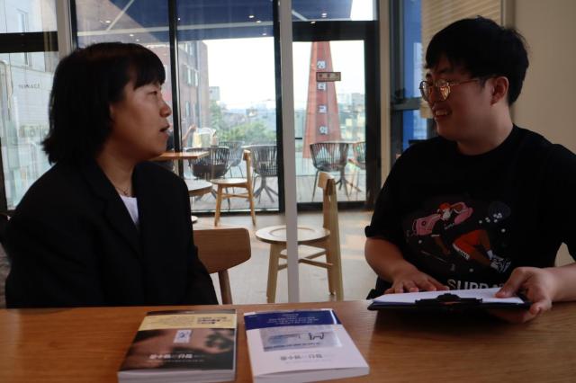 인터뷰 장면 사진 김호이 기자