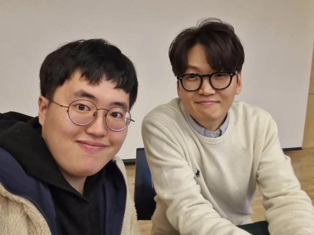 황석희 번역가와 사진 김호이 기자