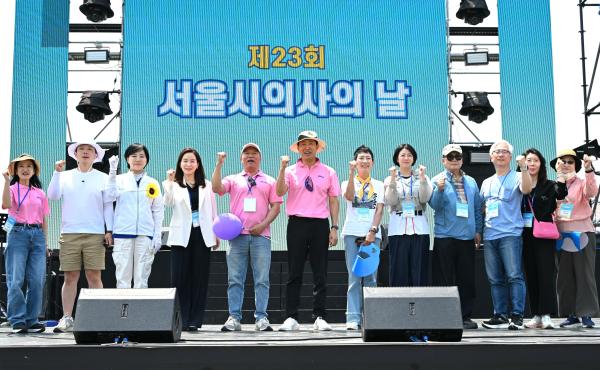 오세훈 서울시장이 1일 뚝섬한강공원에서 열린 ‘제23회 서울시 의사의 날 기념식’ 참석자들과 기념사진을 촬영하고 있다 사진서울시