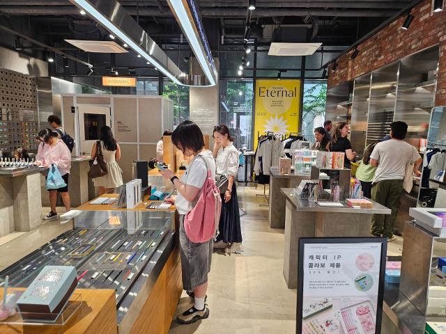 지난달 27일 방문한 모나미스토어 성수점 매장 내부 전경 [사진=정연우 기자]