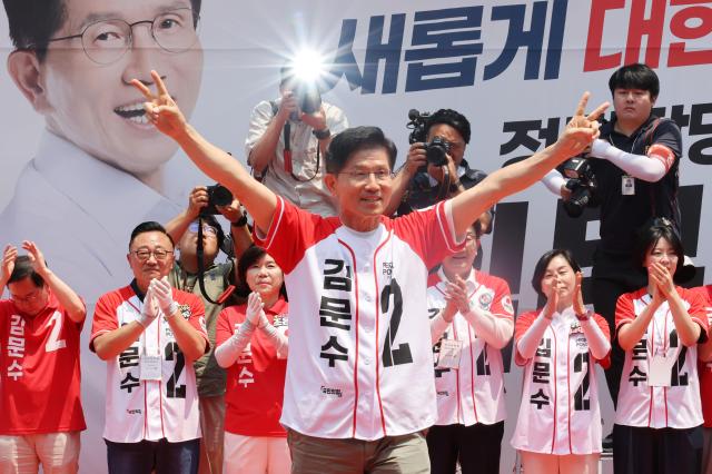 People Power Party presidential candidate Kim Moon-soo poses at a campaign rally held in front of COEX in Seoul on June 1 Joint Press Corps