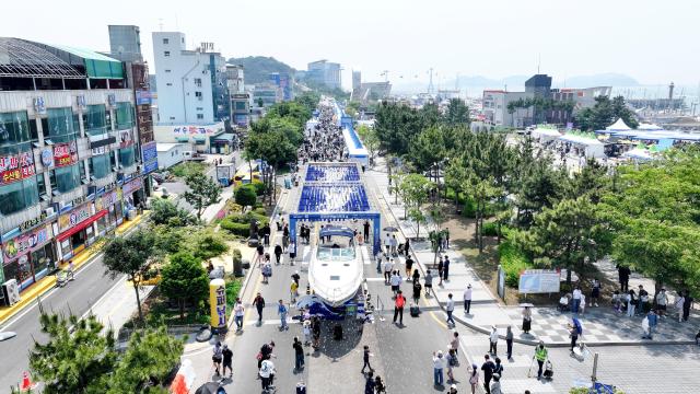 제15회 뱃놀이 축제가 열리고 있는 전곡항 전경 사진화성시