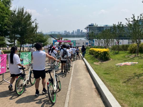 1일 ‘쉬엄쉬엄 한강 3종 축제’가 열린 뚝섬한강공원에서 참가자들이 자전거 코스로 이동하고 있다 사진안수교 기자