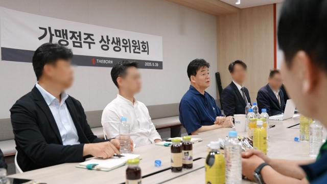 백종원 더본코리아 대표가운데와 가맹점주들이 지난달 29일 에서 더본코리아 상생위원회 발족을 위한 첫 준비회의를 하고 있다 사진더본코리아