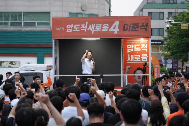Lee Jun-seok presidential candidate for the New Reform Party appeals for support in Suwon Gyeonggi Province on May 31 Courtesy of the New Reform Party