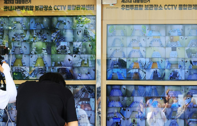 1일 서울 종로구 서울시선거관리위원회에서 시민들이 제21대 대통령선거 관내사전투표함 보관장소 우편투표함 보관장소 CCTV통합관제센터 화면을 지켜보고 있다 사진연합뉴스