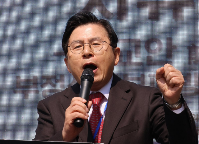 黄教安氏、大統領選候補を辞退…「不正選挙を直す」公約を発表した金文洙候補を支持