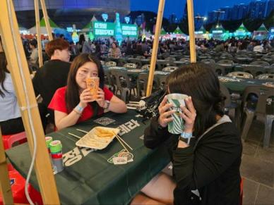 [르포] 입장권 하나면 맥주 무제한...부산 도심 달군 센텀맥주축제 가보니