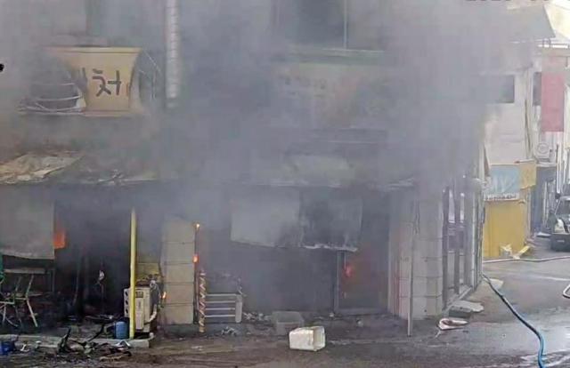 경기 군포시 산본돌에서 발생한 상가주택 화재가 모두 꺼졌다 사진경기도소방재난본부