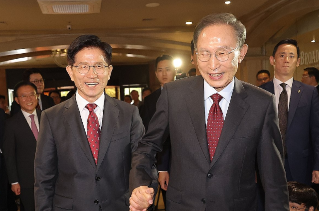 [大統領選D-1] 李明博・朴槿恵元大統領、金文洙候補を支援…清渓川・晋州訪問