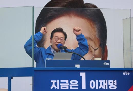 이재명, 강북서 마지막 유세 시작…"세 표가 나라를 구한다" 호소