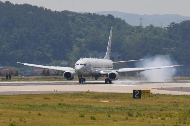 미 잭슨빌 해군기지에서 이륙한 해군 P-8A 해상초계기가 지난해 6월 19일 경북 포항 해군항공사령부 활주로에 착륙하고 있다 사진해군