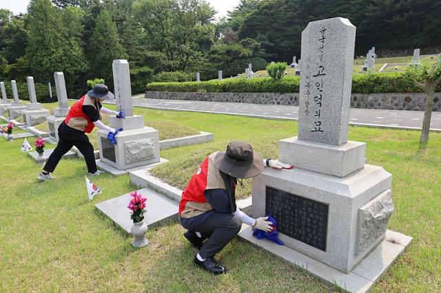 롯데이노베이트가 현충일 맞아 현충원 묘역 단장 봉사활동을 진행했다 사진롯데이노베이트