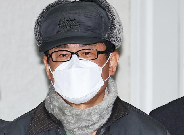 12·3 비상계엄 기획에 관여한 혐의로 구속된 노상원 전 국군정보사령관이 24일 오전 서울 은평구 서울서부경찰서에서 검찰로 송치되고 있다 사진연합뉴스