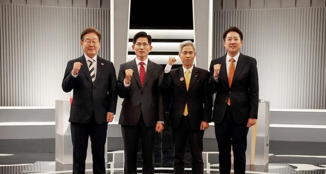 từ trái sang phải Ứng cử viên tổng thống của Đảng Dân chủ Hàn Quốc Lee Jae-myung Ứng cử viên tổng thống của Đảng Quyền lực Nhân dân Kim Moon-soo Ứng cử viên tổng thống của Đảng Lao động Dân chủ Kwon Young-kook Ứng cử viên tổng thống của Đảng Cải cách Mới Lee Jun-seok chụp ảnh kỷ niệm trước khi bắt đầu vòng tranh luận trên truyền hình lần thứ hai được tổ chức tại KBS Studio ở Yeouido Yeongdeungpo-gu Seoul vào ngày 2352025 ẢnhYonhap News